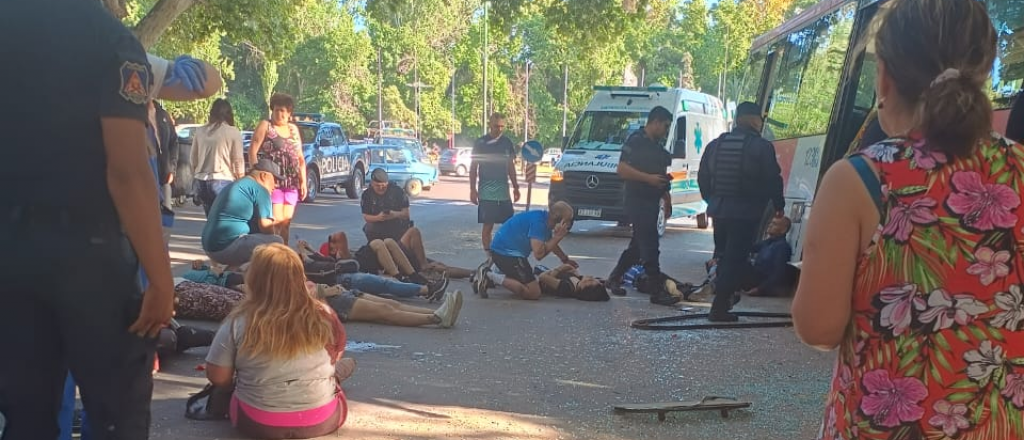 Cómo están los pasajeros heridos en el choque del micro en el Parque