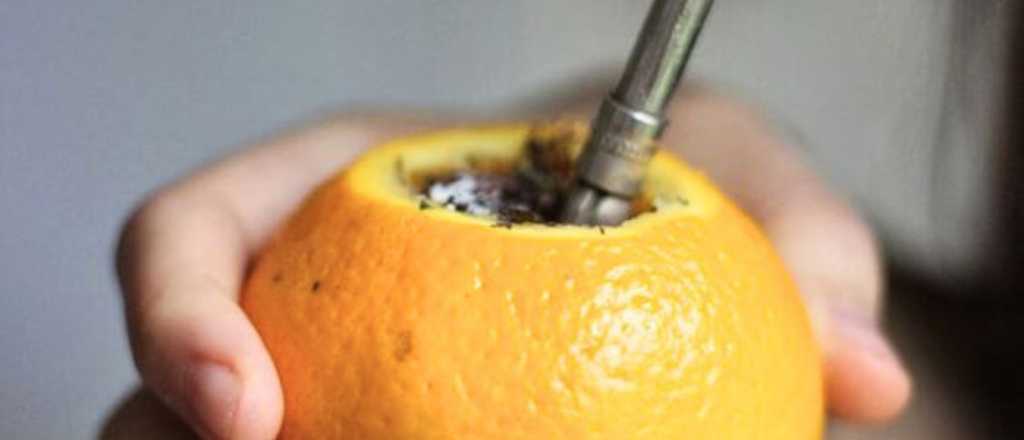 Preparar el mate en una naranja: una alternativa práctica y original