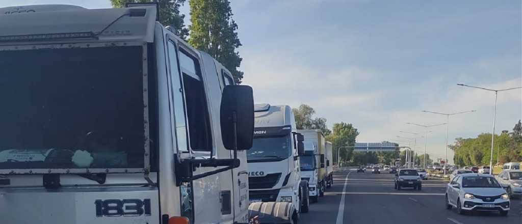 Camioneros concentran en el Acceso Sur contra el aumento en las patentes