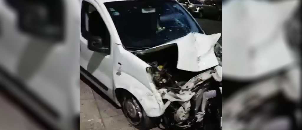 Video: una camioneta chocó con un auto y se estrelló contra una casa