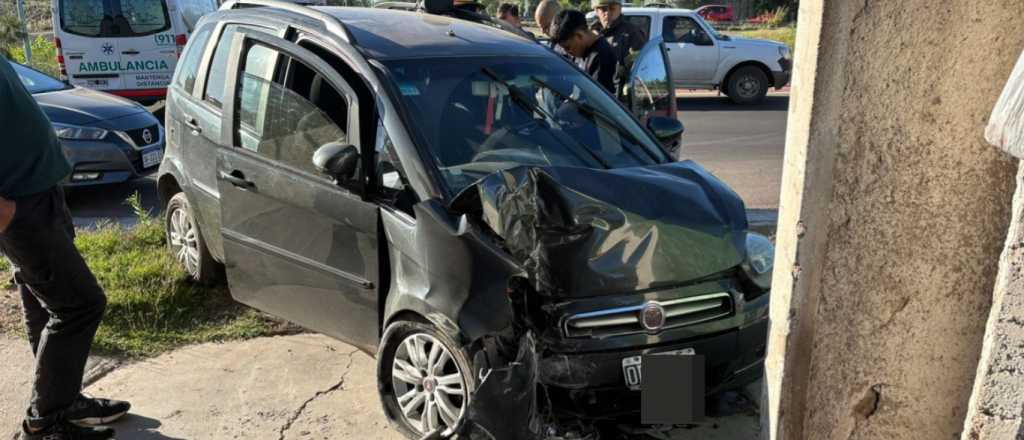 Fuerte accidente en Godoy Cruz: chocó contra el portón de una casa