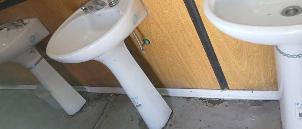 Videos: vandalizaron los baños de Horcones y no hay servicio de sanitarios