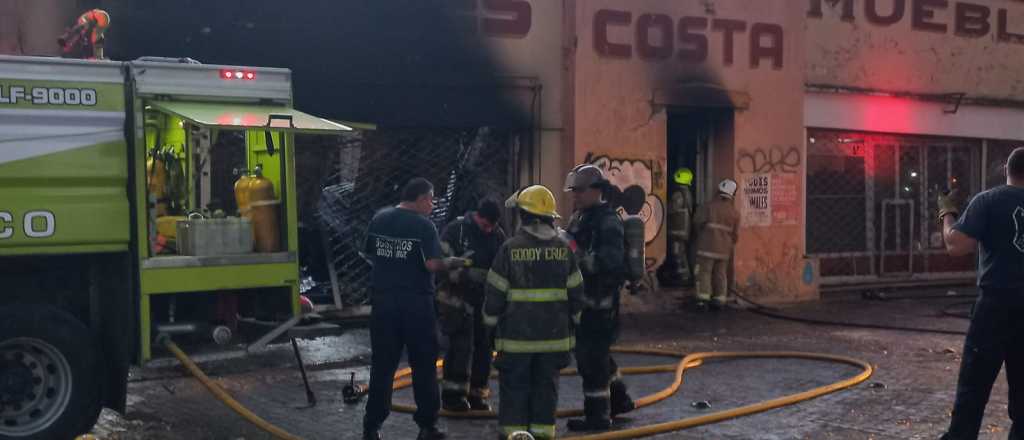 Cuatro hombres habrían incendiado una mueblería de la Alameda