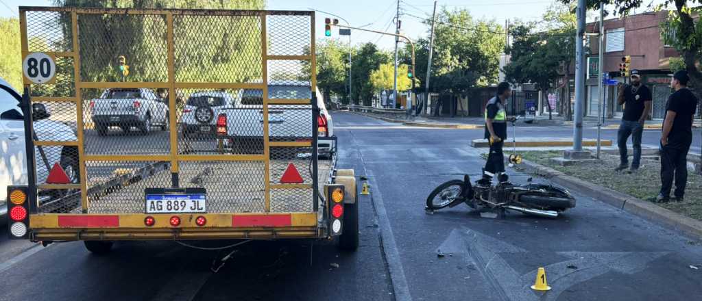 Un motociclista no frenó a tiempo y chocó por atrás a un trailer