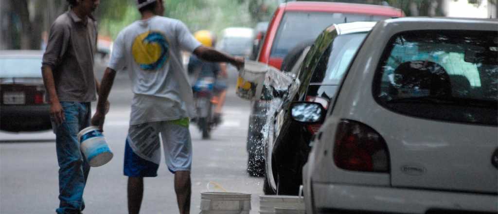 Buenos Aires busca prohibir los cuidacoches y limpiavidrios 