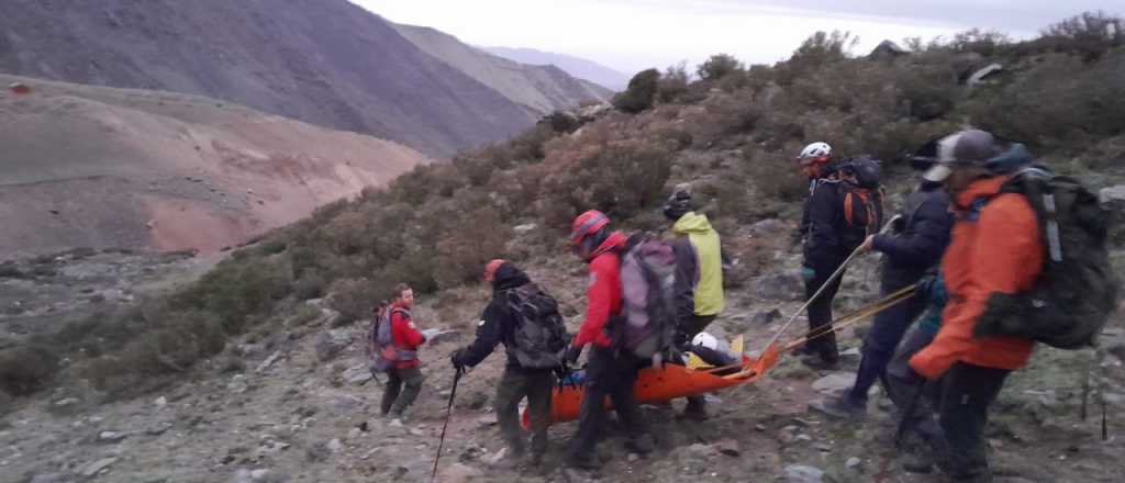 Video y fotos: rescataron a una mujer herida cuando descendía un cerro