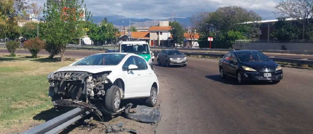 Lo "encerró" un camión y terminó en el guardarrail en la Rotonda de la Virgen