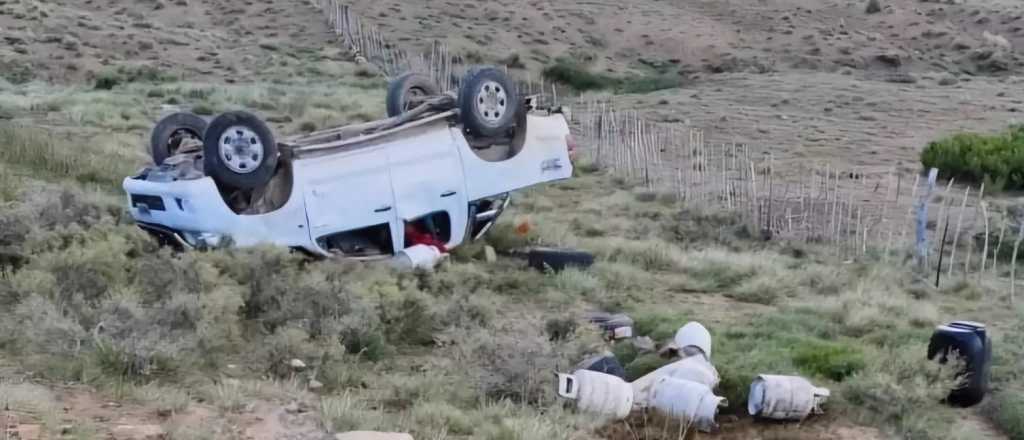 Un mendocino robó una camioneta en Neuquén, volcó y está grave