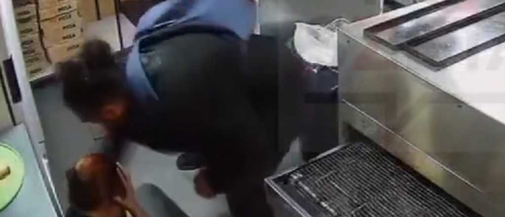 Video: un hombre quiso matar a puñaladas a su ex pareja en una pizzería