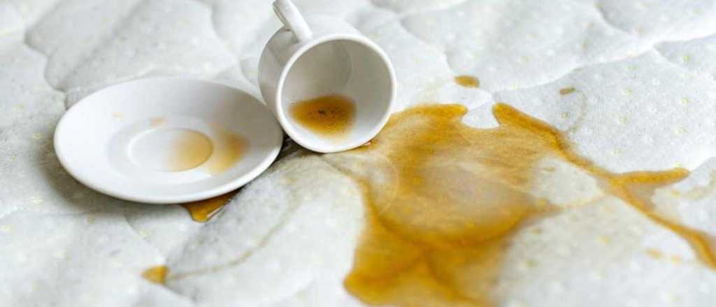 El truco definitivo para quitar manchas de café o mate de tu colchón