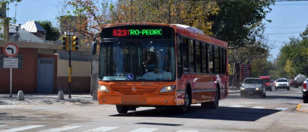 Un borracho chocó contra un colectivo en Guaymallén