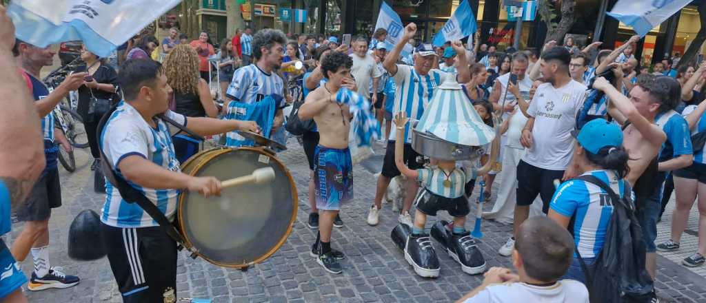 Fotos y videos: locura en Mendoza por Racing campeón