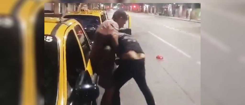 Video: dos taxistas se pelearon en pleno Centro de Mendoza