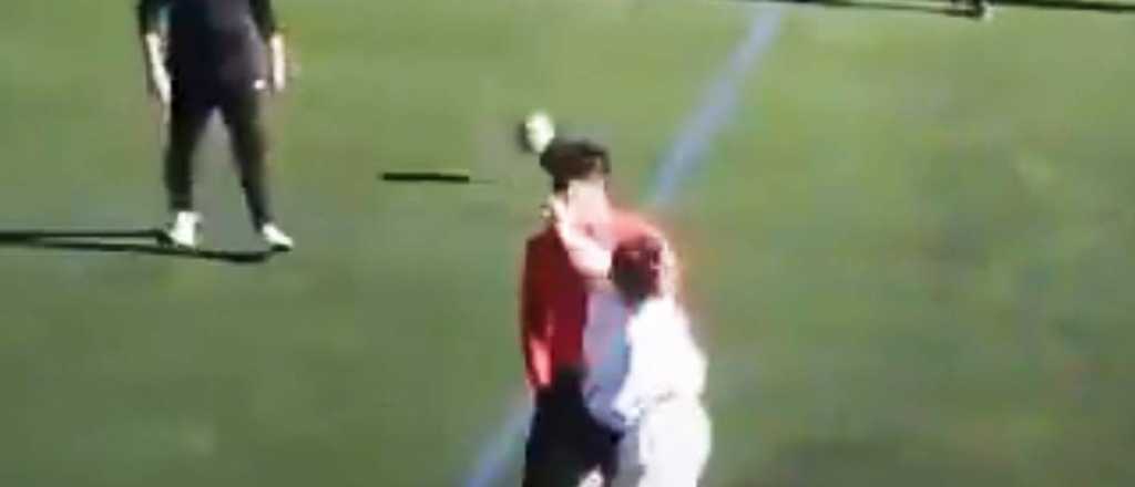 Video: una madre golpeó a un árbitro en un partido de fútbol infantil