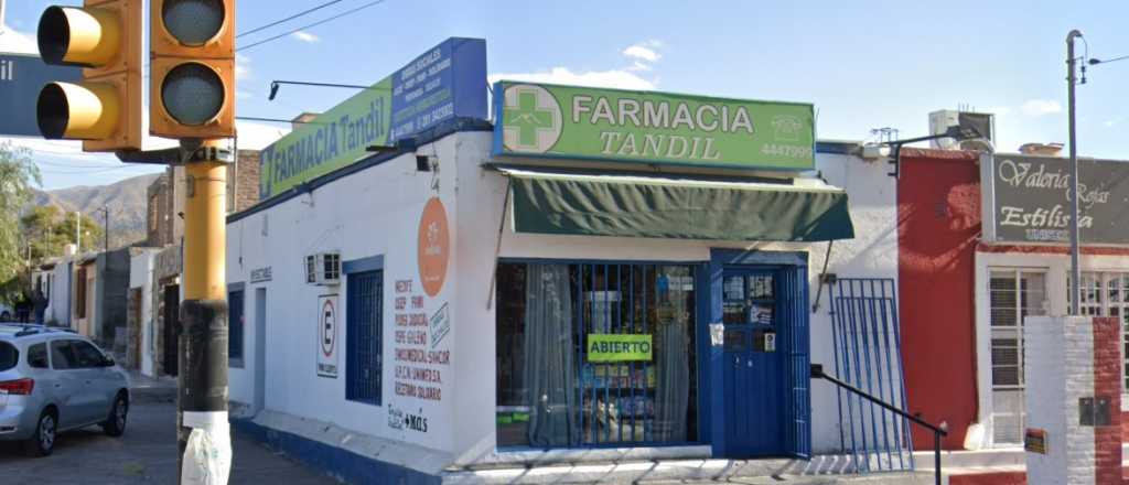 Esmaltes, tecnología y jugo: robaron en la farmacia del barrio Municipal