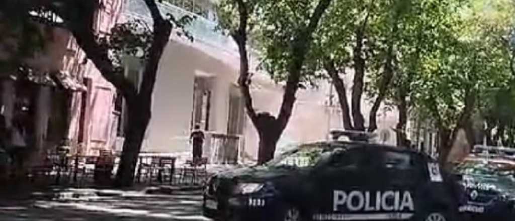 Video: rescataron a una mujer en crisis sobre una terraza del centro