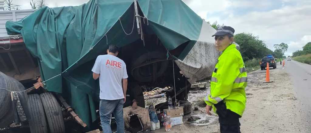 Video: así saquearon a un camionero mendocino que transportaba vino y volcó