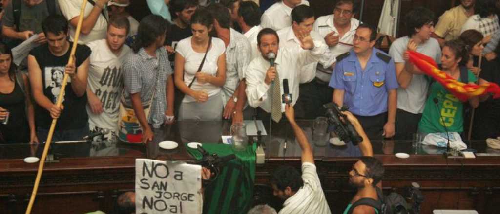 Quincho: el costo de frenar la minería y la disputa por un "negoción" en el Aeropuerto