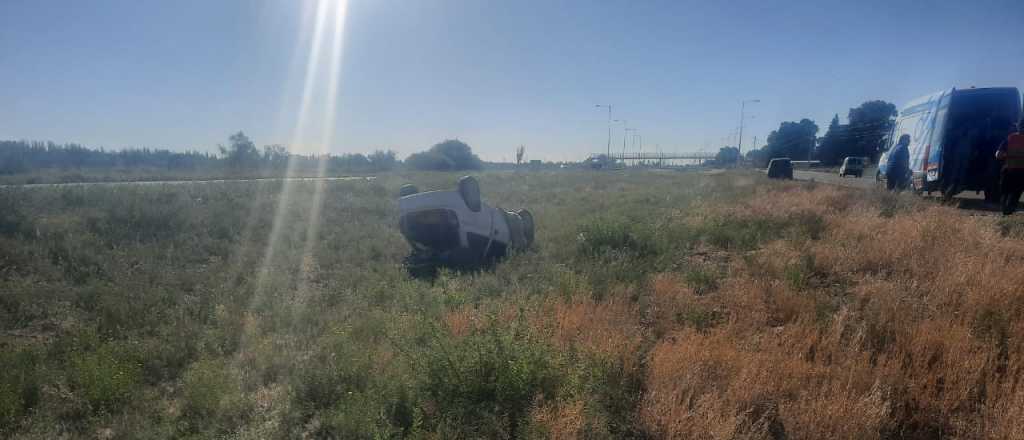 Impresionante vuelco en la ruta 7 dejó a tres heridos, en La Paz