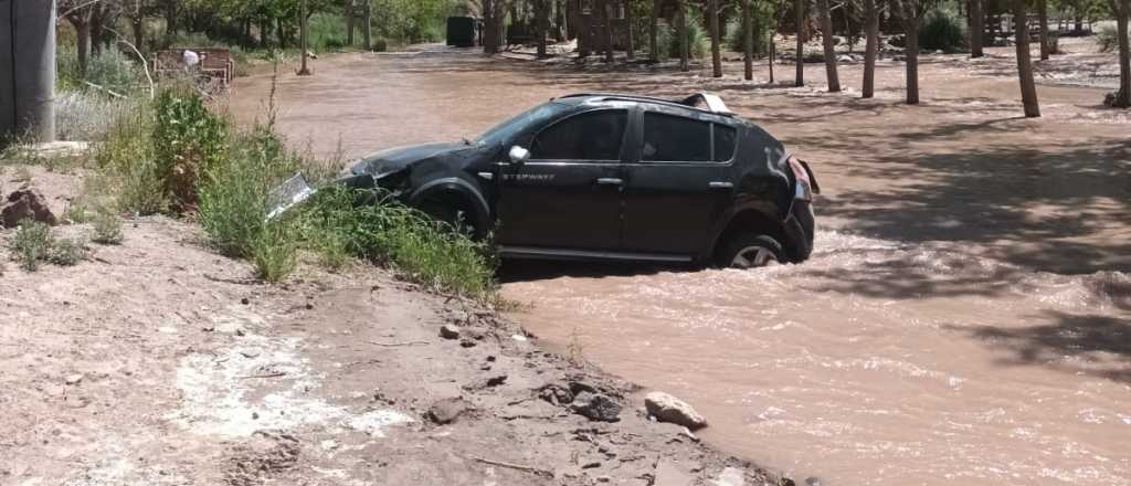 Una mujer volcó en Potrerillos y cayó al río Mendoza