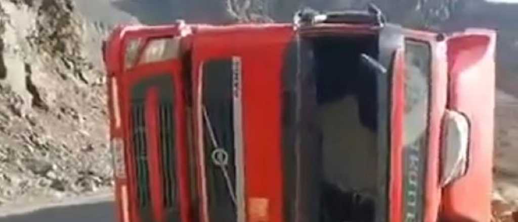 Un camión volcó, un auto desbarrancó y murieron tres personas, en ruta de Chile