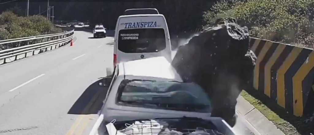 Video: cayó una roca sobre una camioneta en la montaña y hay tres muertos