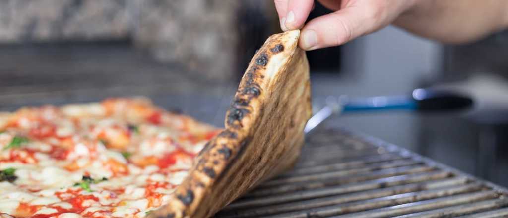 El secreto para que la pizza a la parrilla quede esponjosa pero crocante por fuera