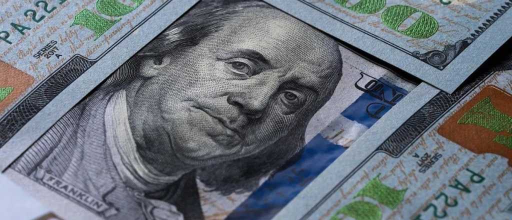 Se desplomó el dólar blue y el oficial está a punto de alcanzarlo