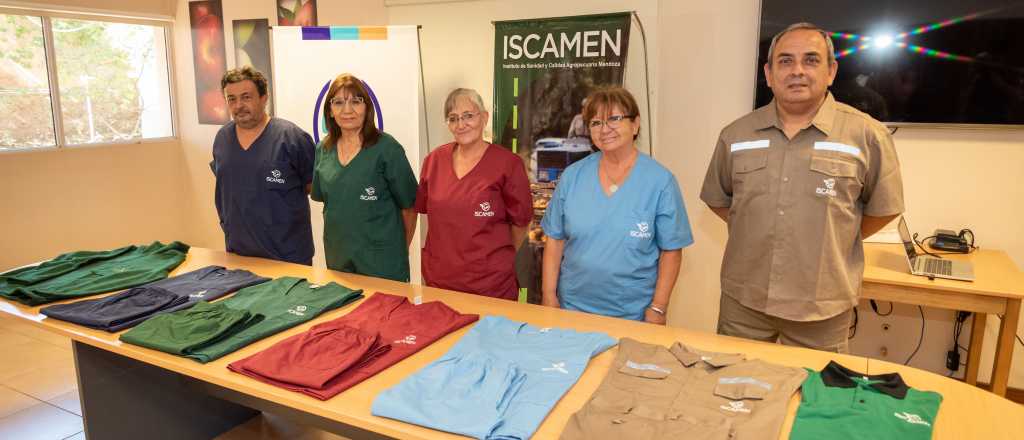 Entregaron la primera tanda de ropa producida en cárceles para el Iscamen