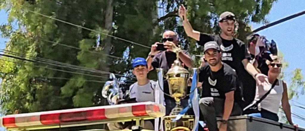 El campeón Santero fue recibido en Mendoza con una gran caravana