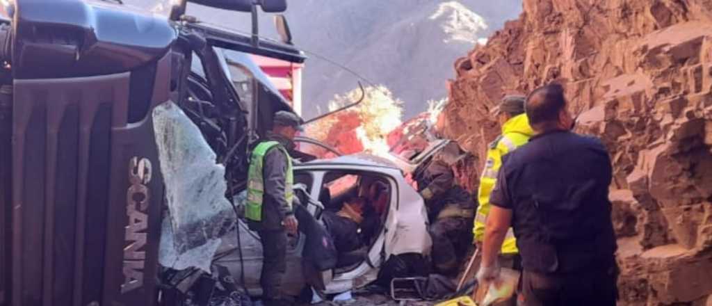 Alta Montaña: un camión volcó sobre un auto en la Ruta 7 y murió el conductor