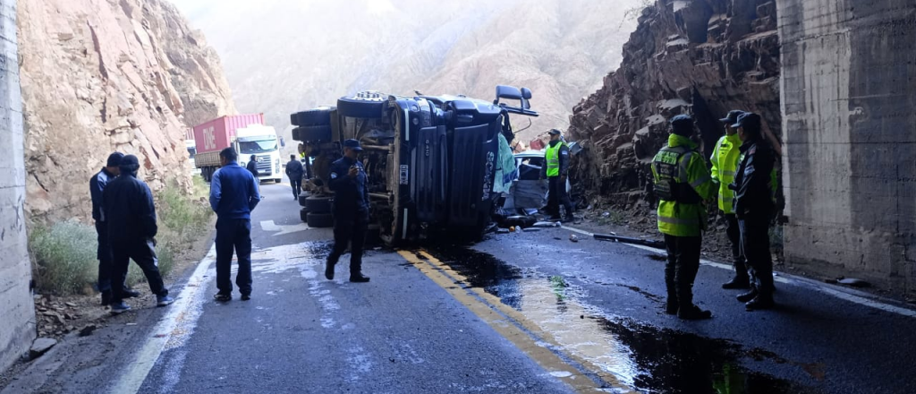 Los camioneros exigen obras en la ruta a Chile y apuntan contra los autos