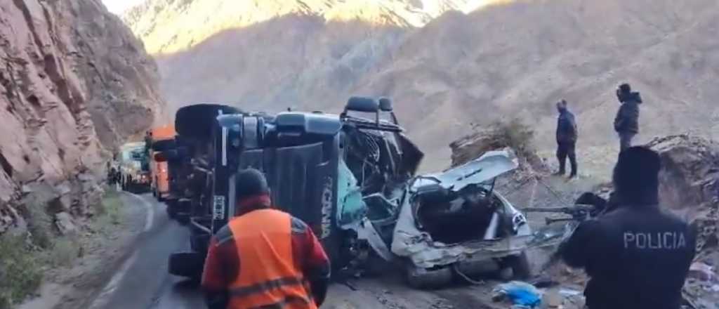 Videos: así removían al camión y al auto para despejar la ruta 7