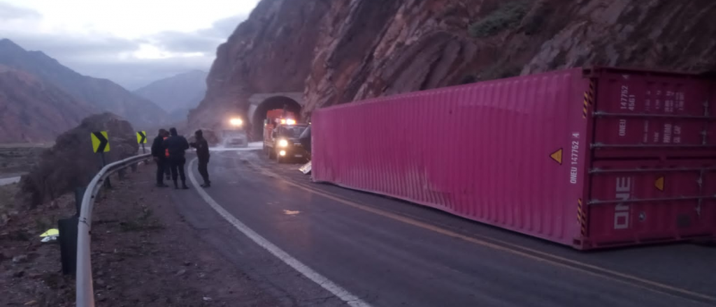 Todavía está el camión chocado y piden precaución en la Ruta 7