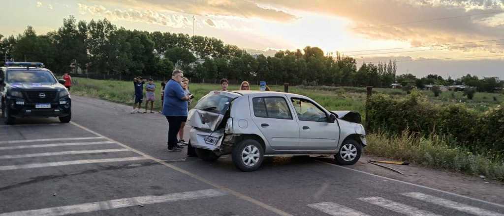 Una mujer quedó atrapada en su auto, tras chocar en San Martín