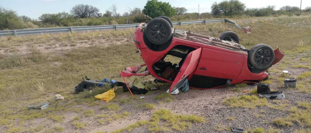 Volcó un auto con dos personas en la Ruta 7