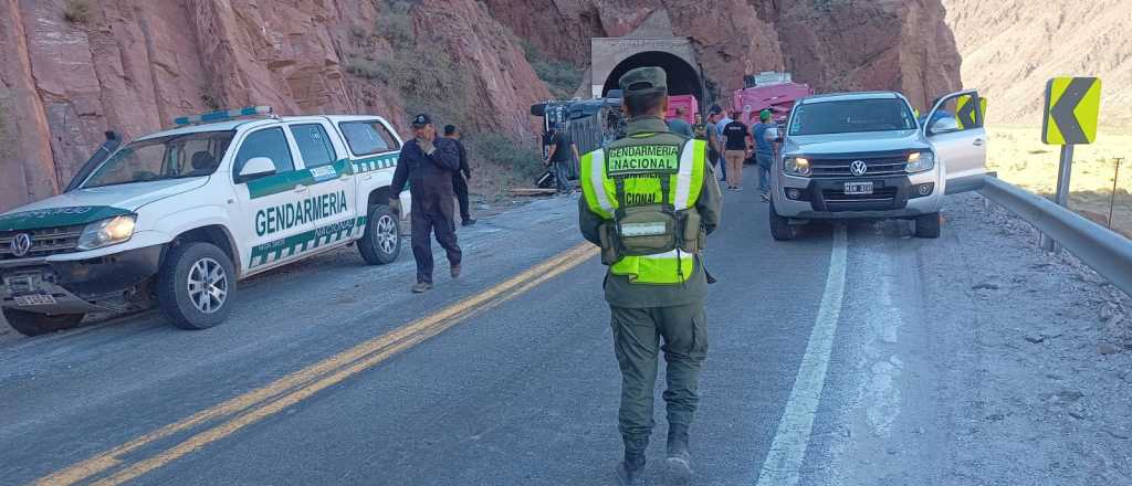 Corte total de ruta 7 para remover el camión volcado