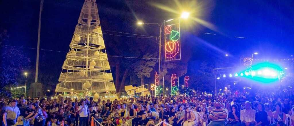 Instalaron un árbol de Navidad gigante en Maipú