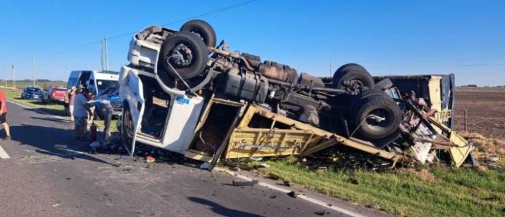 Video: un camionero mendocino se cruzó de carril y volcó en en Santa Fe