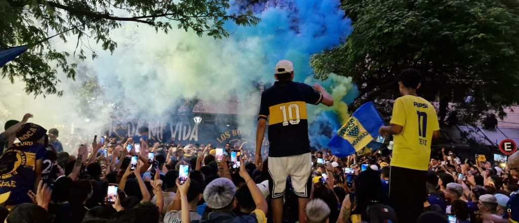 El centro de Mendoza se tiñó de azul y oro por el Día del Hincha de Boca