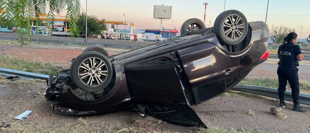 Volcaron en la Rodríguez Peña y huyeron: el auto era robado