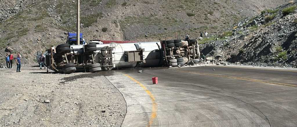 Otro accidente en la ruta a Chile: volcó un camión y cerraron el Paso