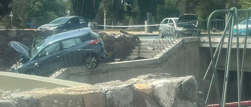 Dos autos chocaron y uno casi cayó al canal Cacique Guaymallén