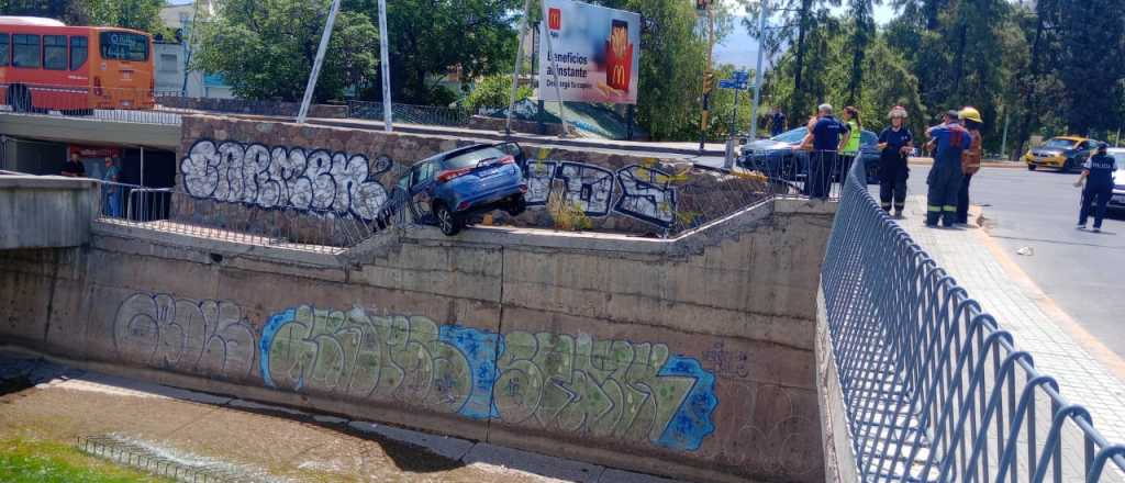 Dos autos chocaron y uno casi cayó al canal Cacique Guaymallén