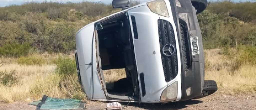 Una combi volcó en la Ruta 40 y hay tres heridos internados en el Scaravelli