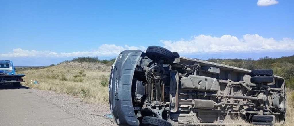 Volcó una Traffic en La Cruz Negra y una persona quedó muy herida