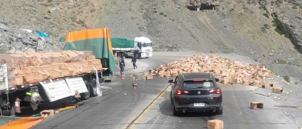 Tránsito reanudado en los Caracoles de Chile luego de un incidente con un camión 