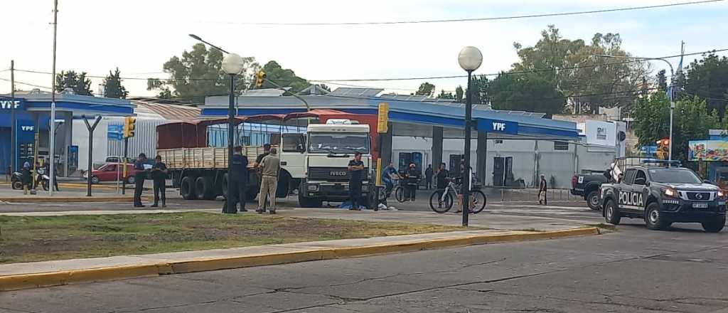 Murió una ciclista al chocar con un camión en San Martín