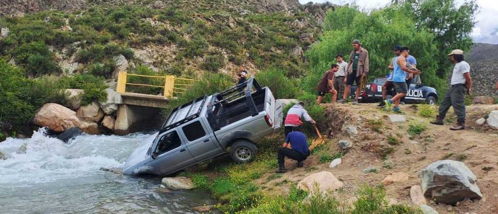 Una camioneta se cayó al río en el Manzano Histórico