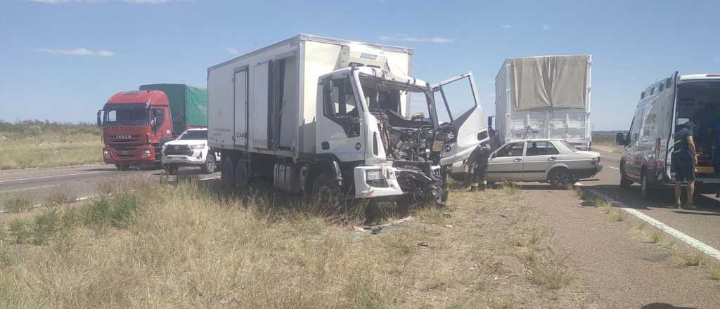 Dos camiones chocaron en el Acceso Sur y un conductor resultó herido